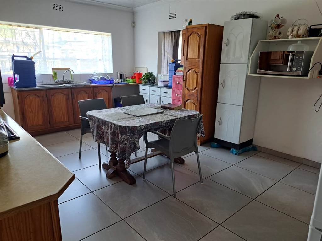 3 Bed House in Rensburg photo number 21