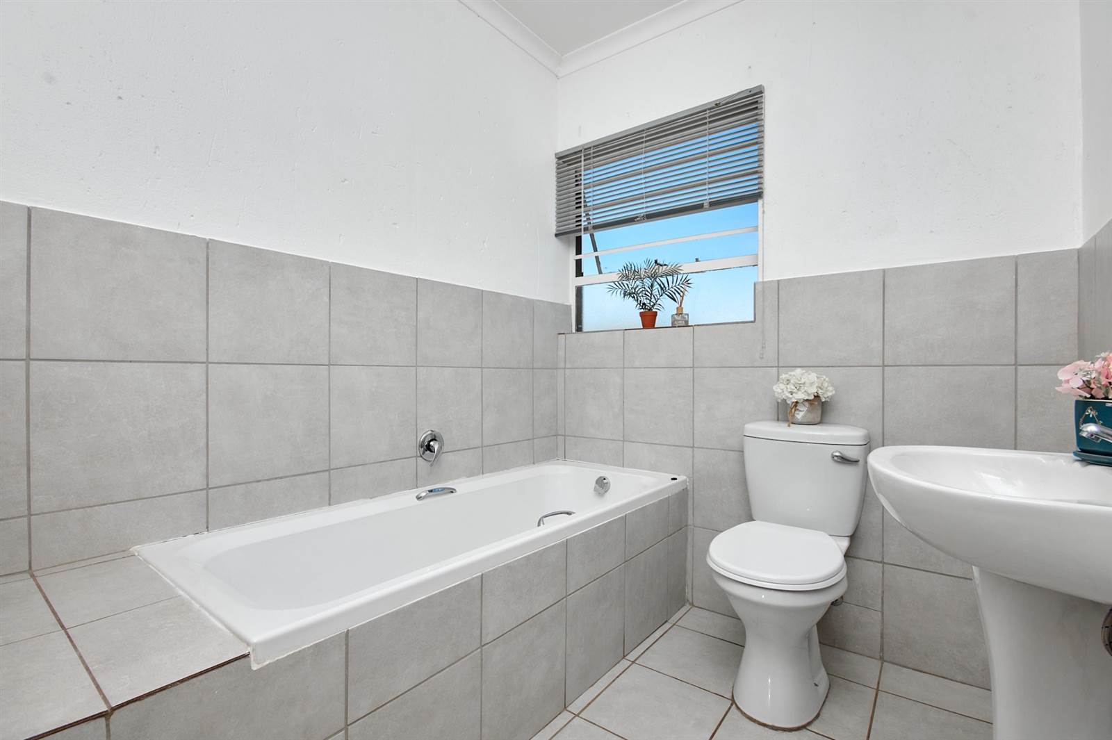 2 Bed Apartment in Wilgeheuwel photo number 19