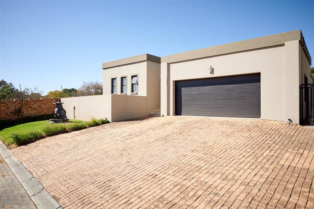 3 Bed House in Kyalami photo number 2