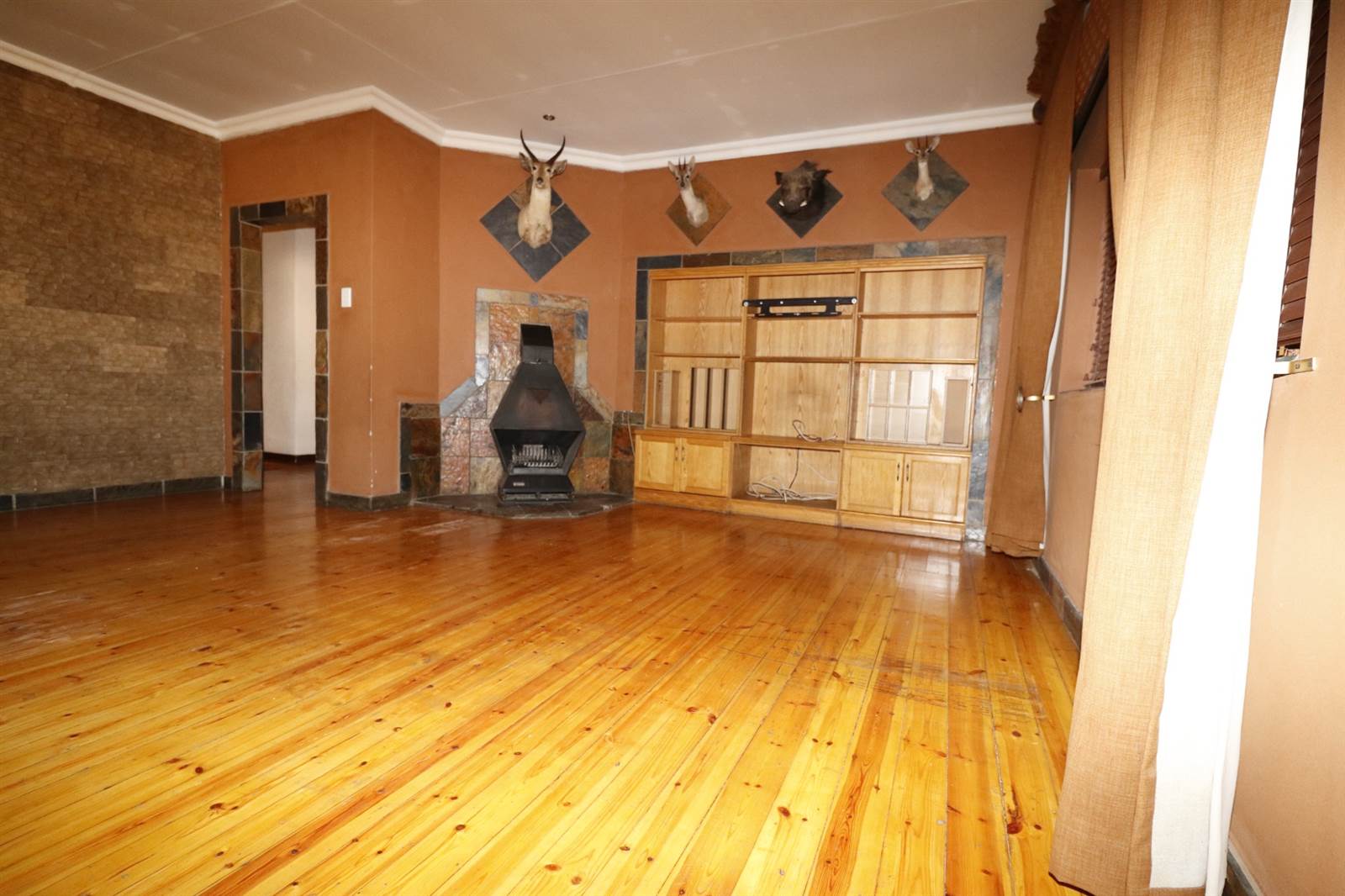 4 Bed House in Daggafontein photo number 13