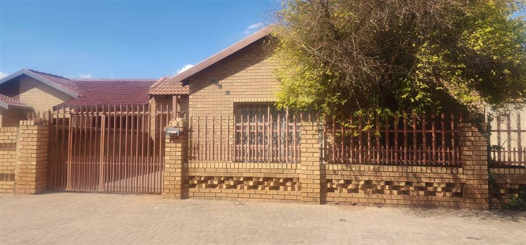 3 Bed House in Katlehong photo number 23