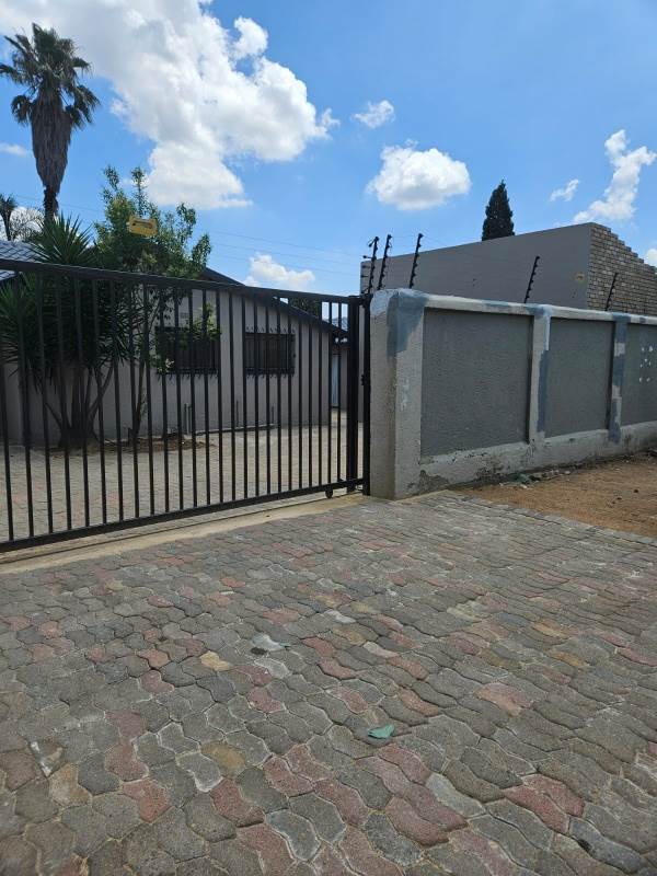 4 Bed House in Glen Marais photo number 19