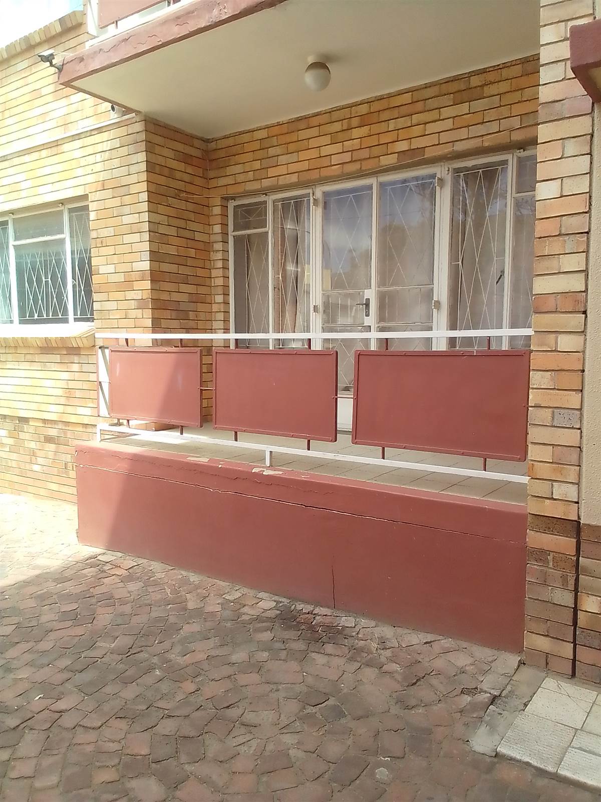 2 Bed Flat in Uitenhage Central photo number 2