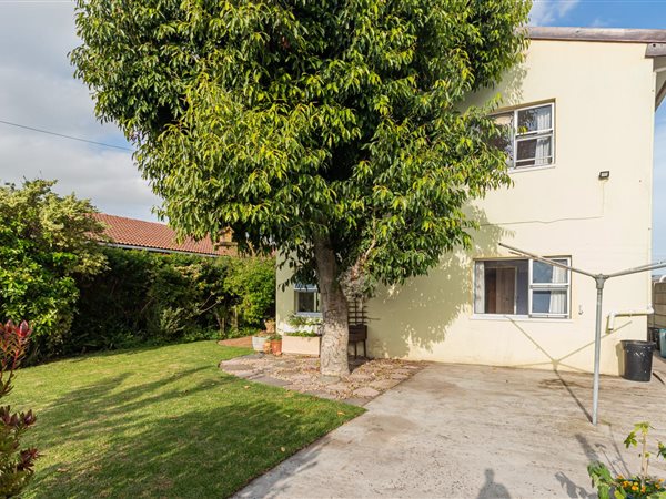 7 Bed House in Grassy Park