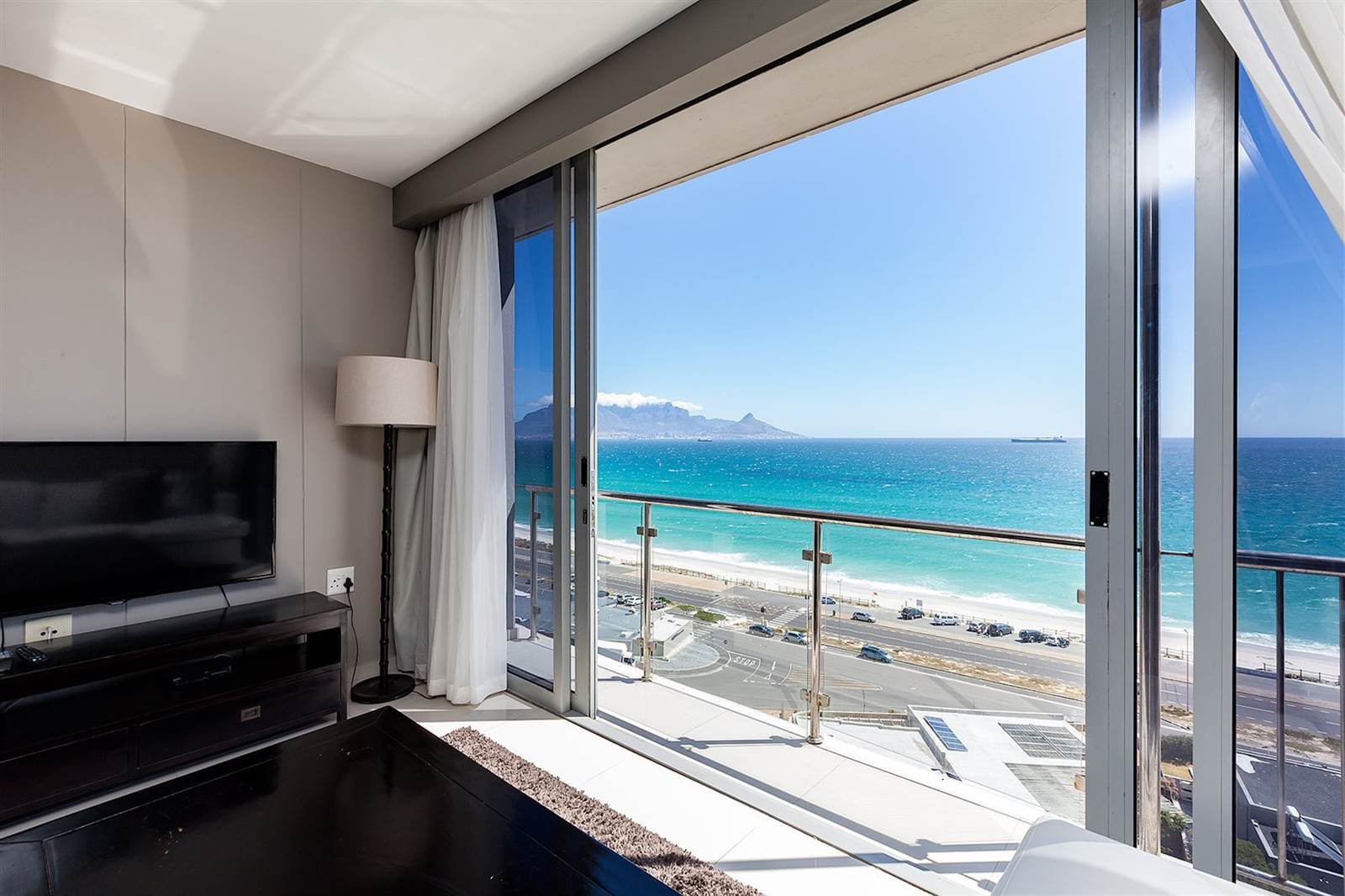 1 Bed Apartment in Bloubergstrand photo number 1