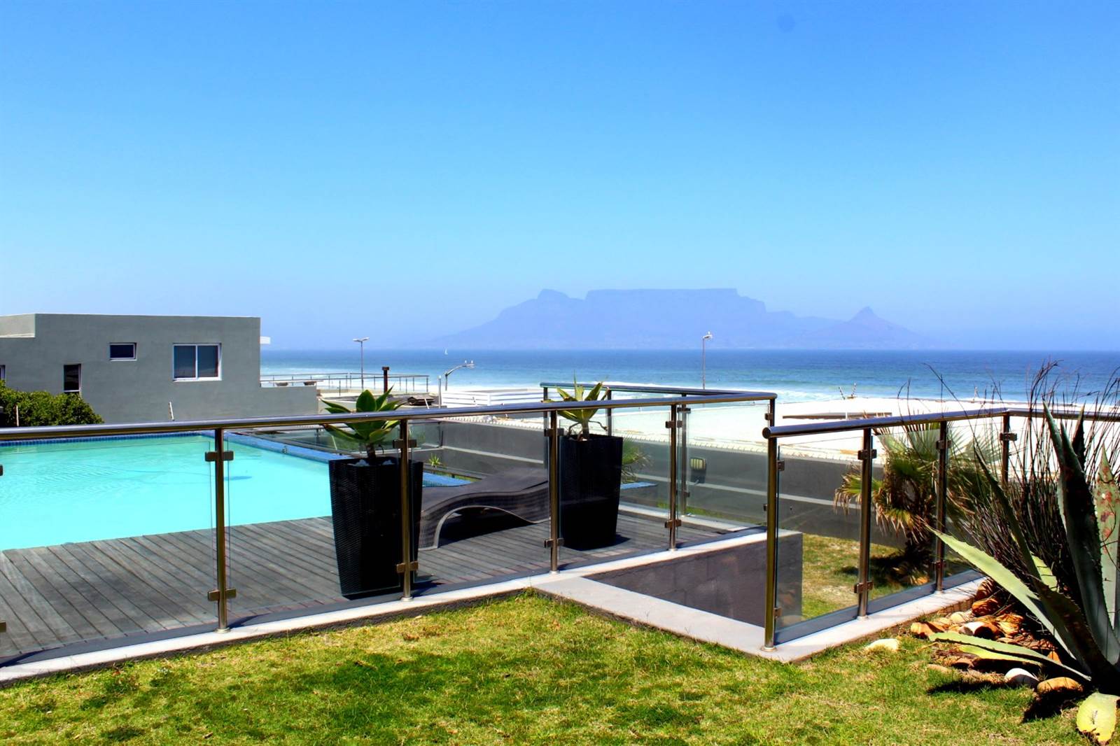 1 Bed Apartment in Bloubergstrand photo number 11