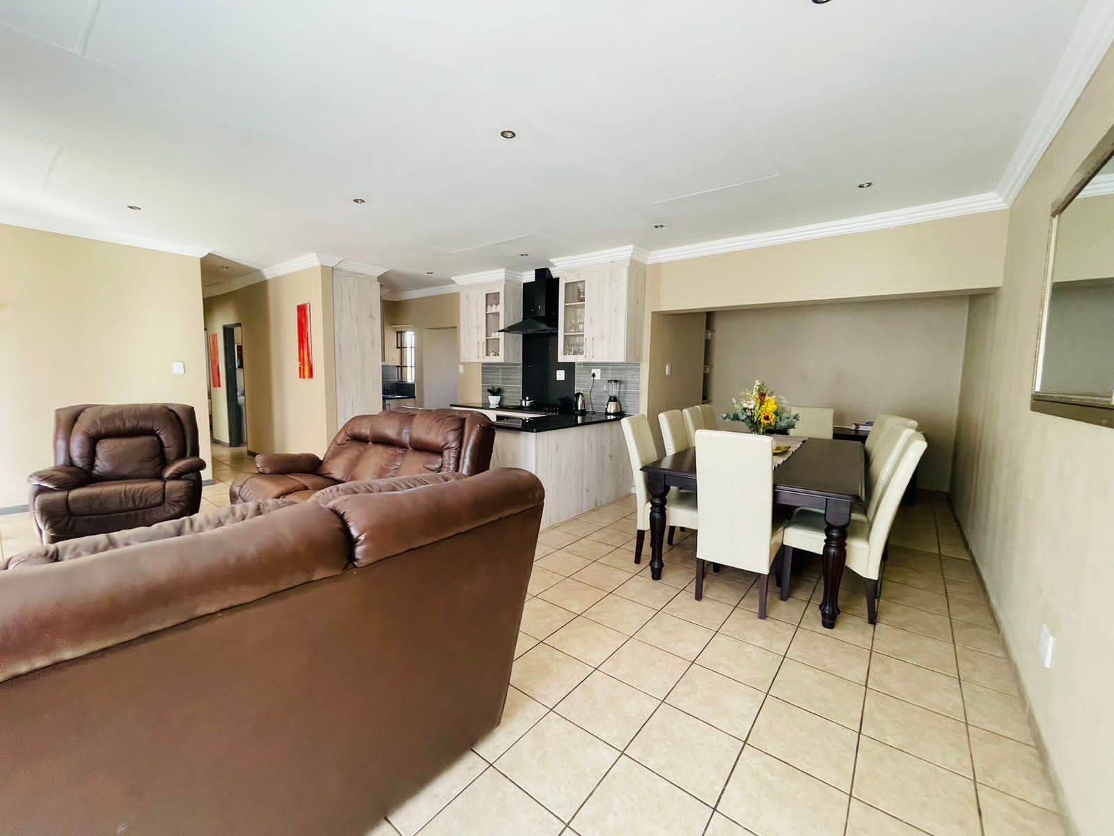 4 Bed House in Jackaroo Park photo number 2