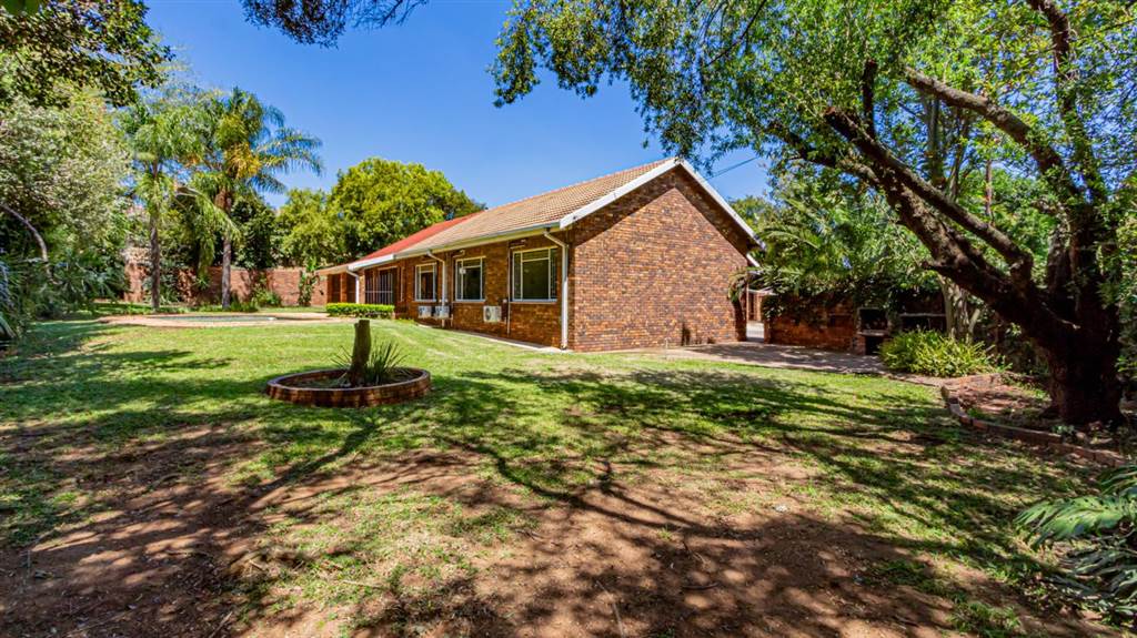 4 Bed House in Garsfontein photo number 4