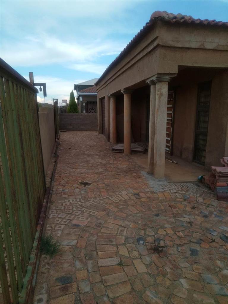 3 Bed House in Mohlakeng photo number 5