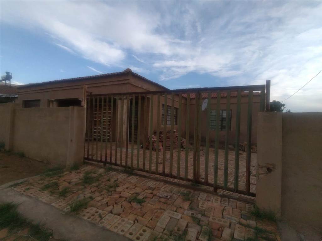 3 Bed House in Mohlakeng photo number 17