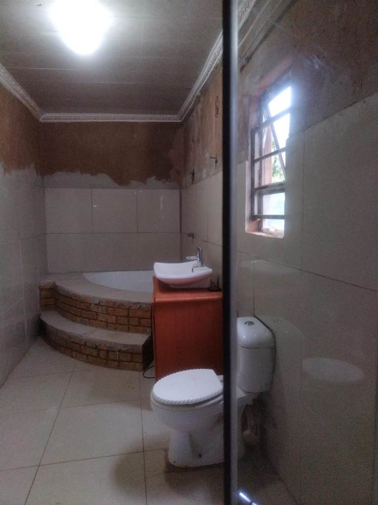 3 Bed House in Mohlakeng photo number 4