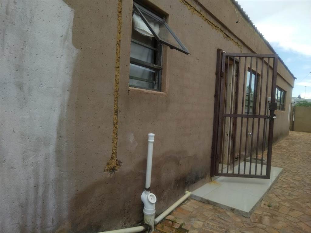 3 Bed House in Mohlakeng photo number 11