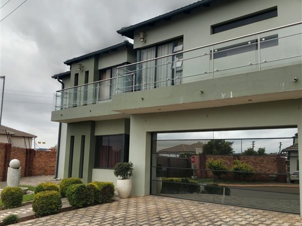4 Bedroom House 4 Bedroom House