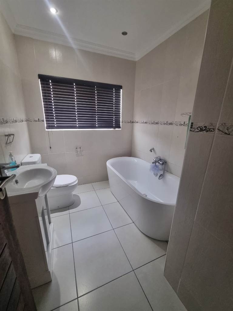 4 Bed House in Harrismith photo number 9