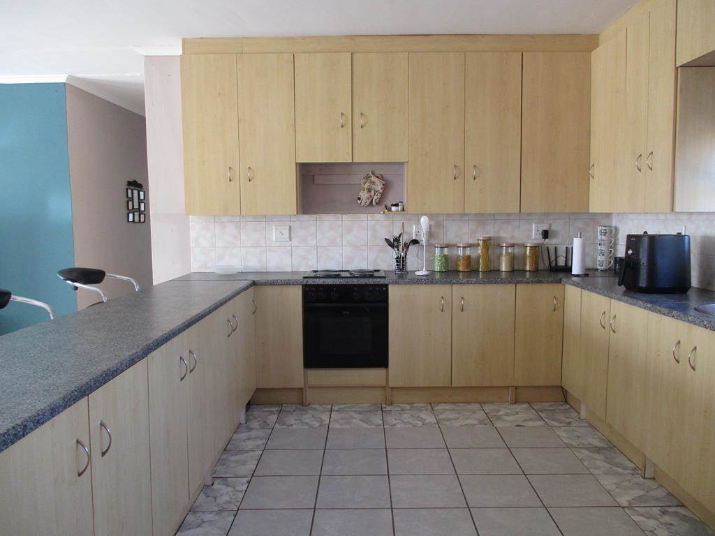 3 Bed House in Graaff Reinet photo number 3