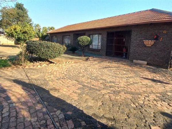 6 Bed House in Riversdale