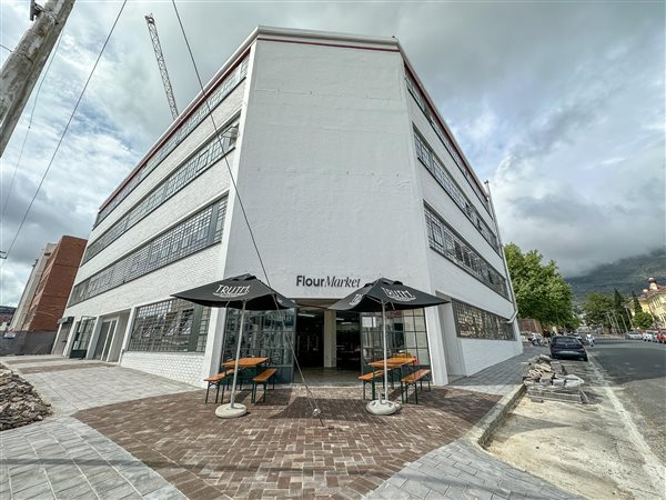 1 600  m² Commercial space