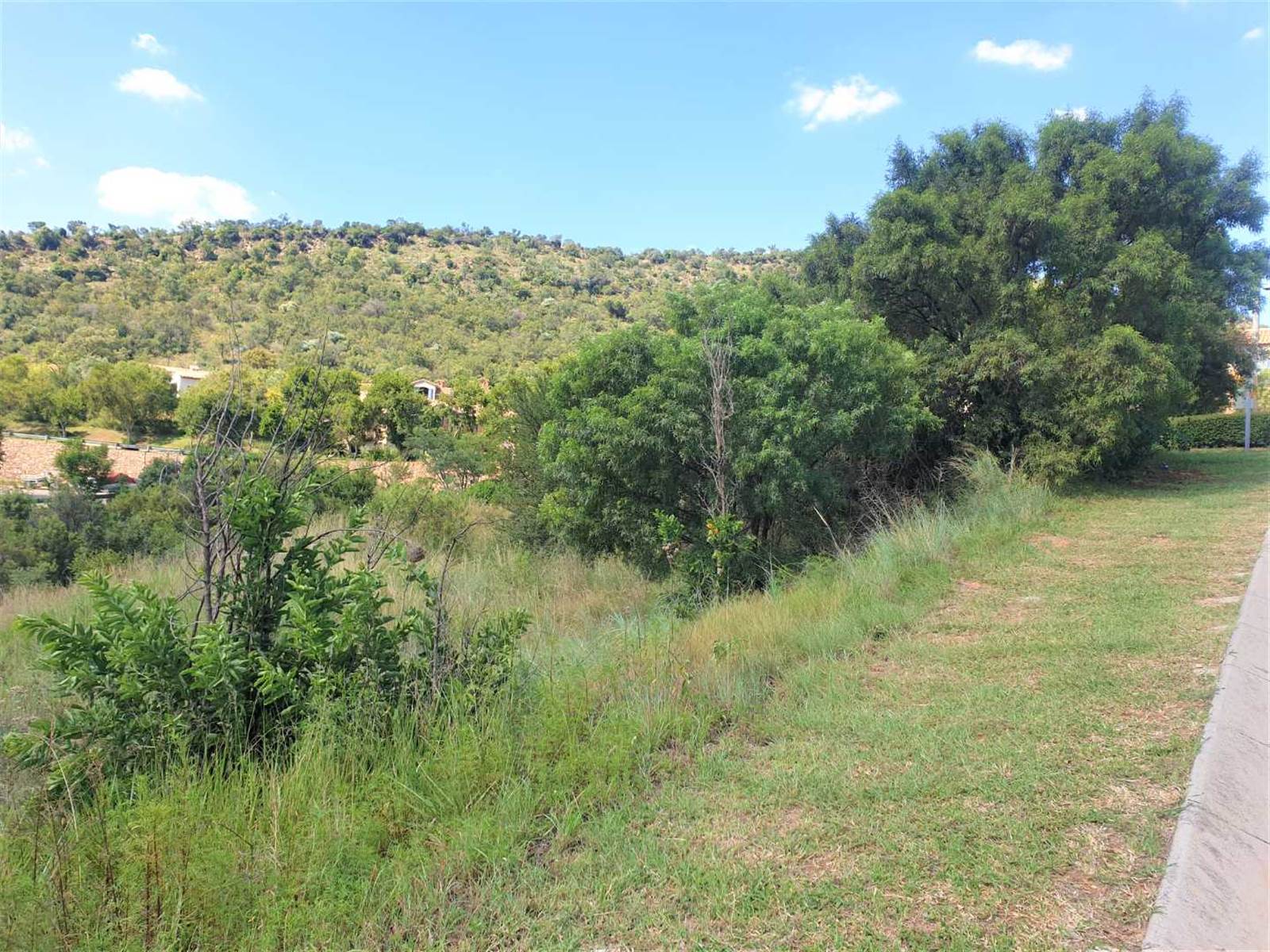 1043 m² Land available in Estate D Afrique photo number 5