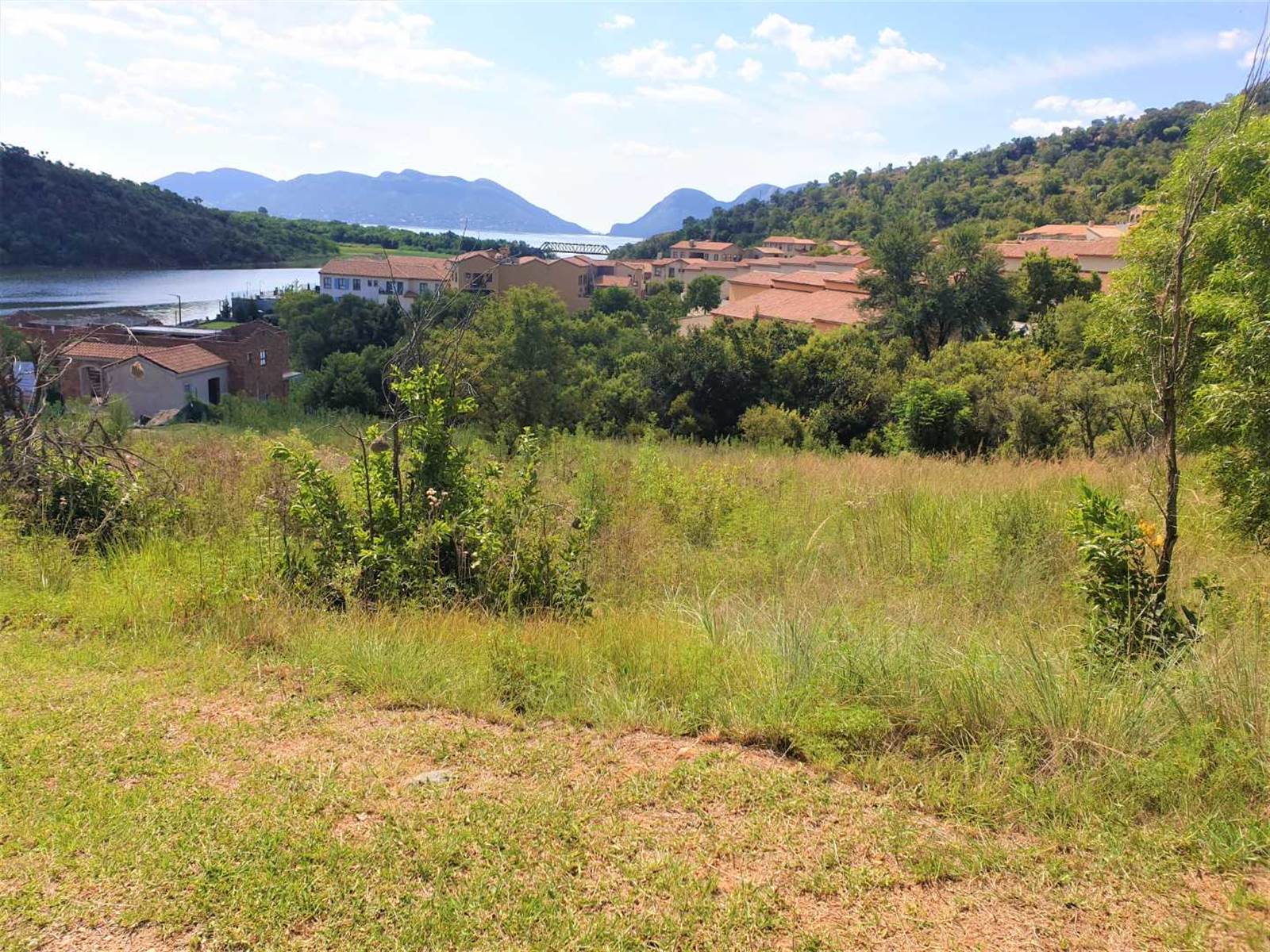 1043 m² Land available in Estate D Afrique photo number 2