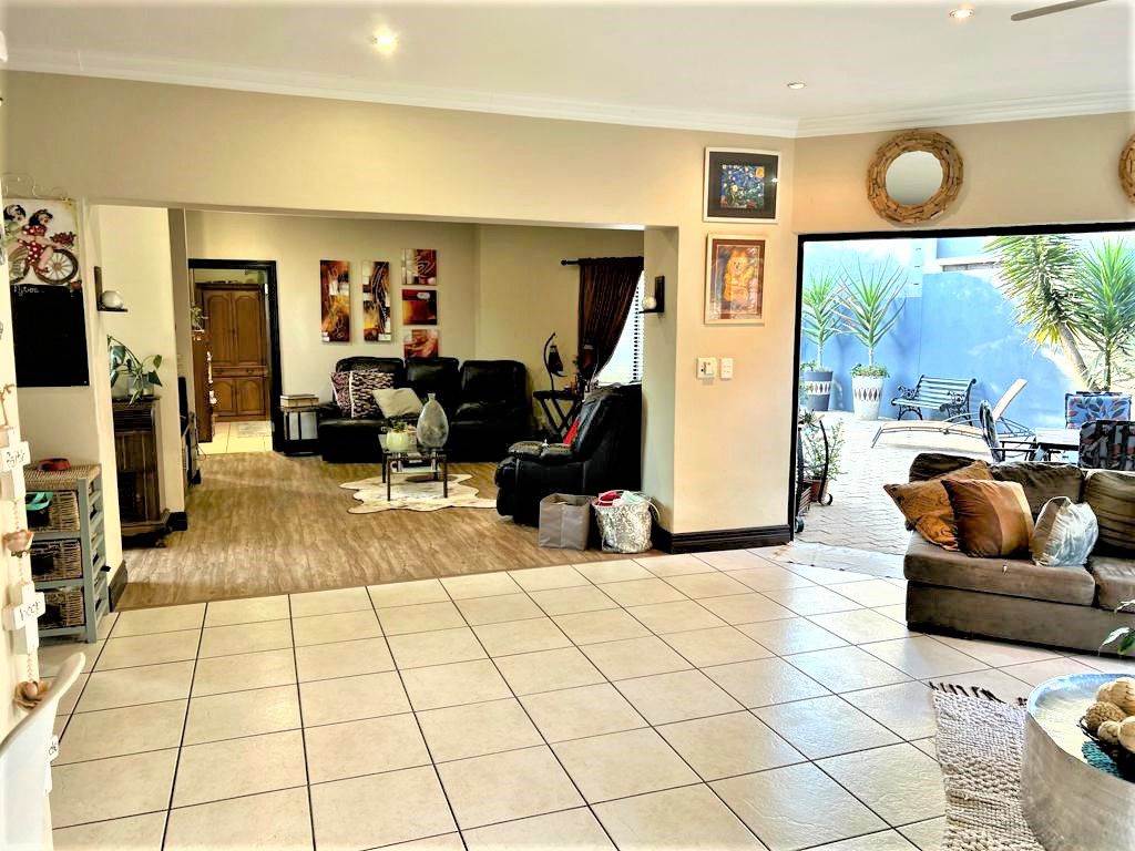 4 Bed House in Ruimsig Country Estate photo number 19