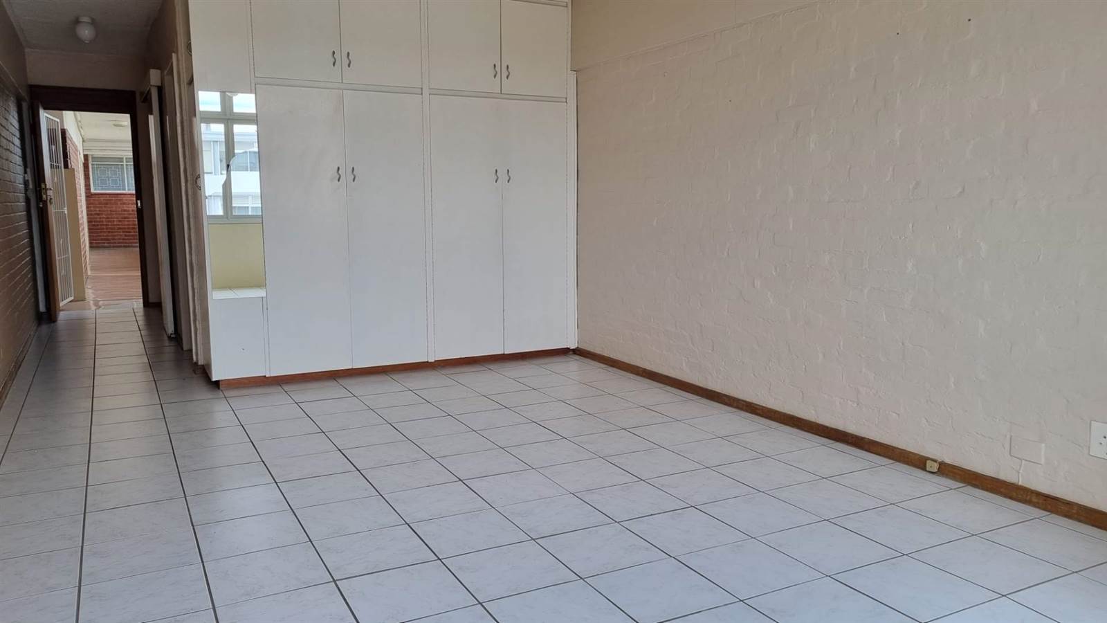 1 Bed Apartment in Humewood photo number 3