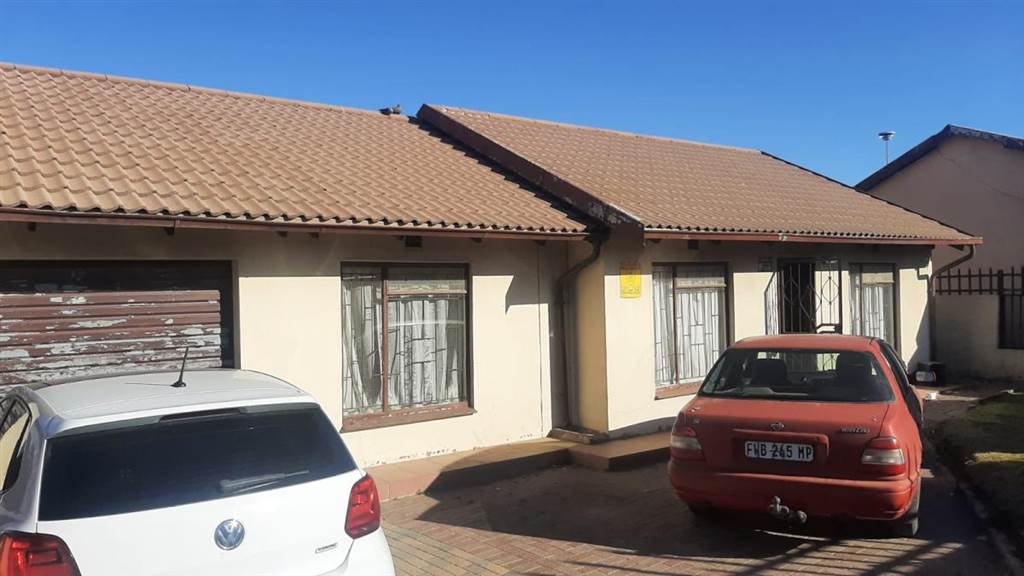 4 Bed House in Embalenhle photo number 1