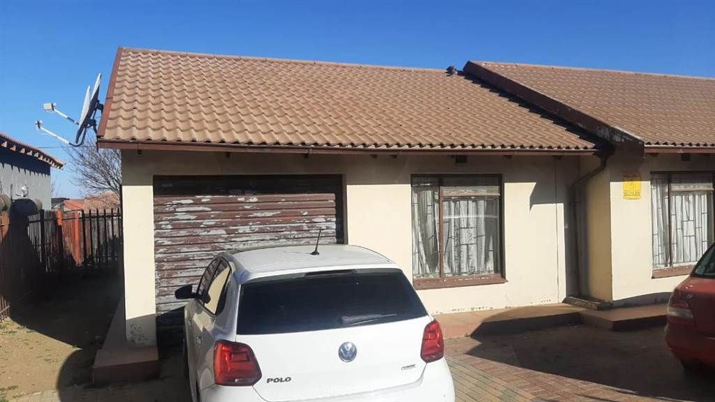 4 Bed House in Embalenhle photo number 2