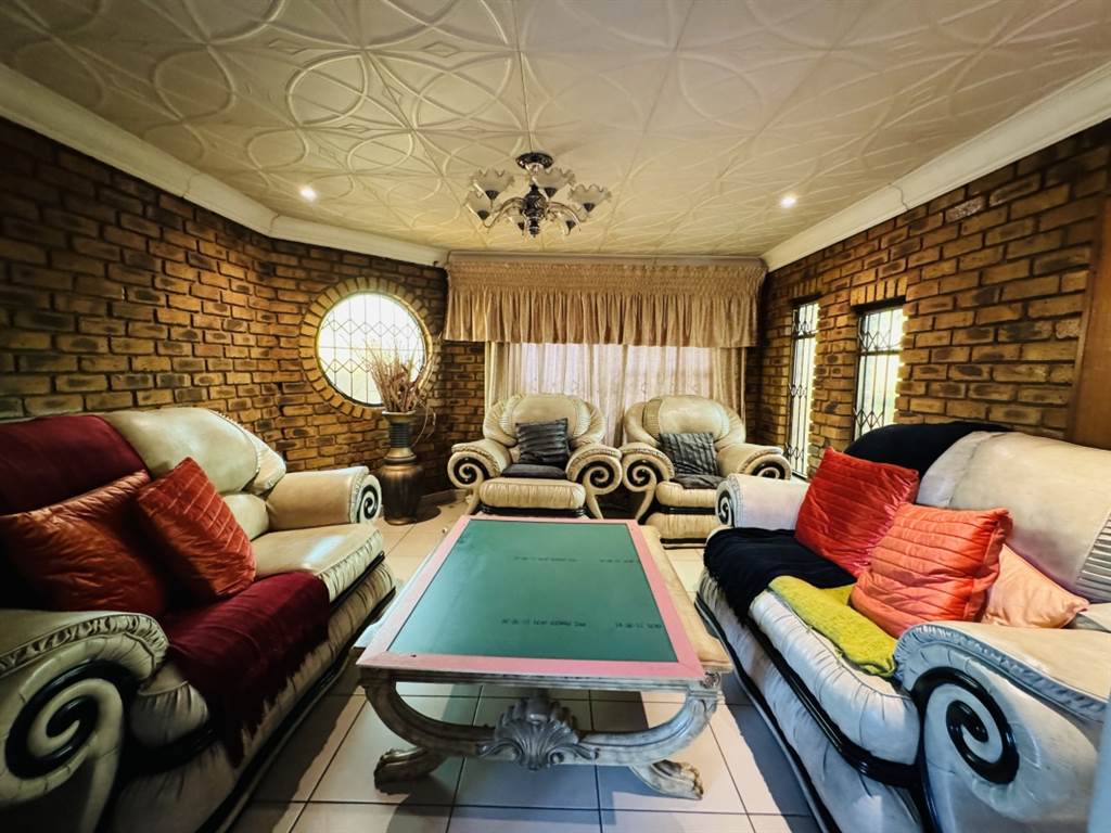 5 Bed House in Daveyton photo number 10
