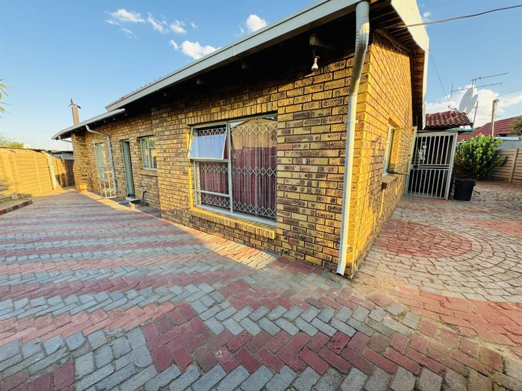 5 Bed House in Daveyton photo number 4