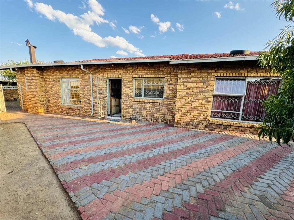 5 Bed House in Daveyton photo number 3