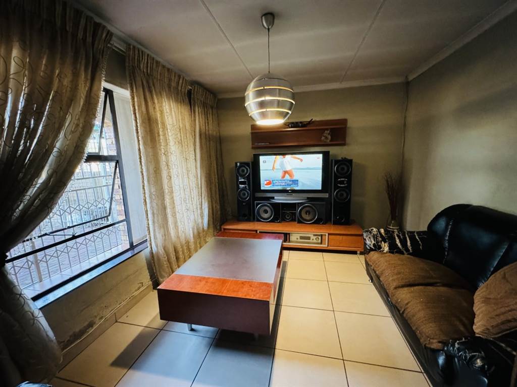 5 Bed House in Daveyton photo number 12