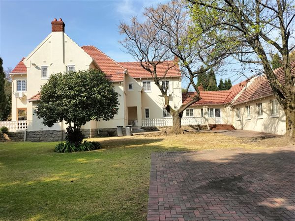 672  m² Commercial space in Saxonwold