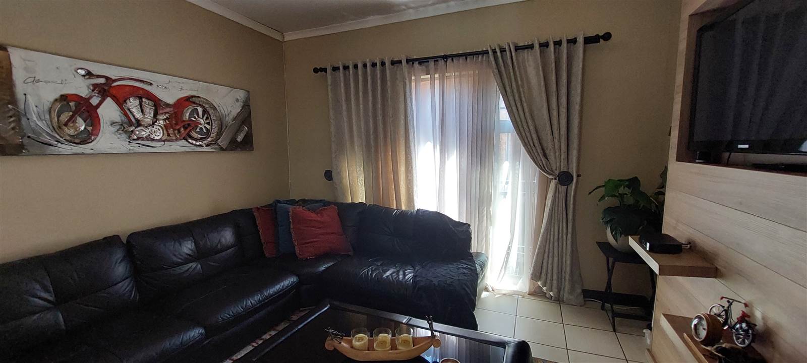 1 Bed Apartment in Spitskop photo number 3
