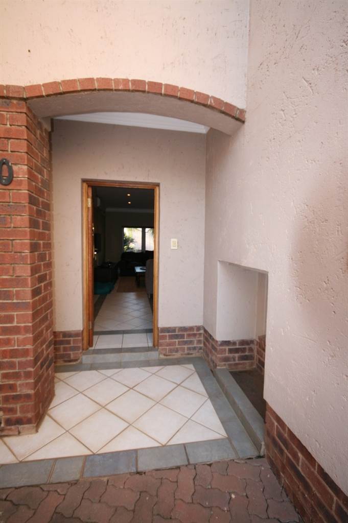 3 Bed Townhouse in Woodhill photo number 2