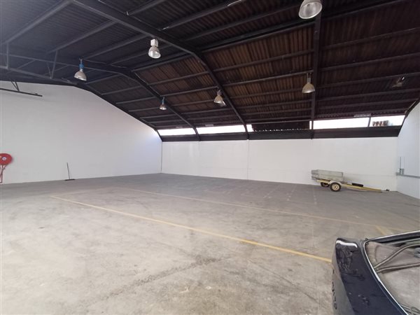 385  m² Industrial space in Retreat