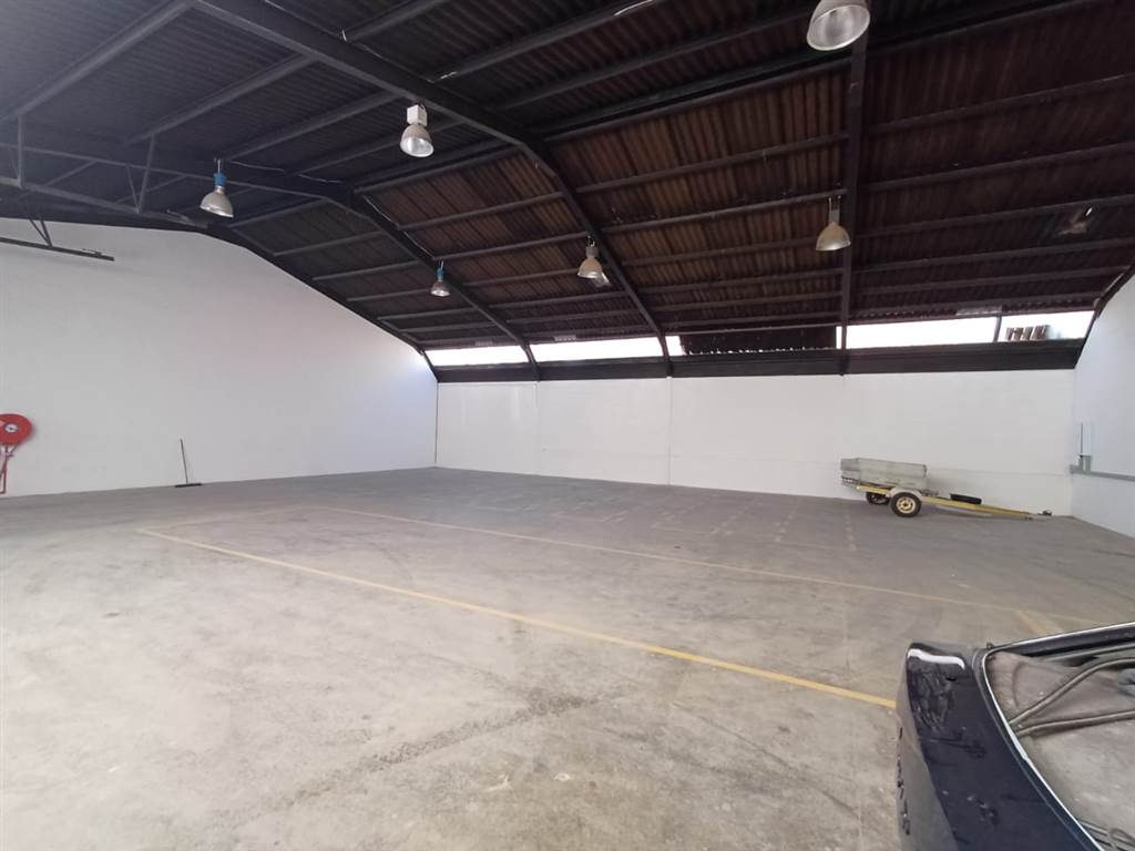 385  m² Industrial space in Retreat photo number 1