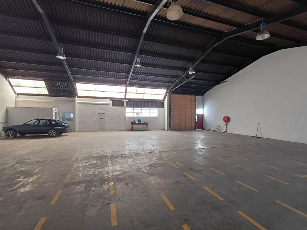 385  m² Industrial space in Retreat photo number 2