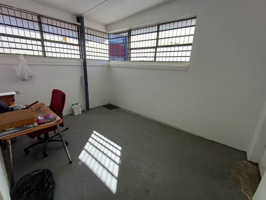 385  m² Industrial space in Retreat photo number 3