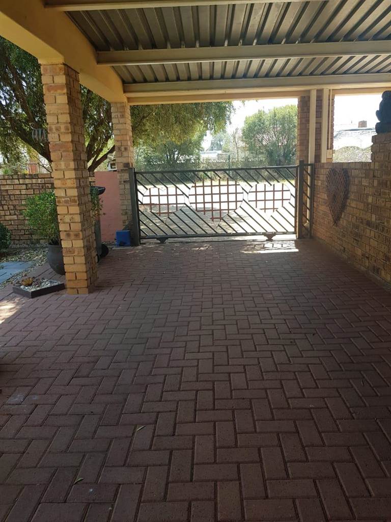 2 Bed Townhouse in Stilfontein photo number 10