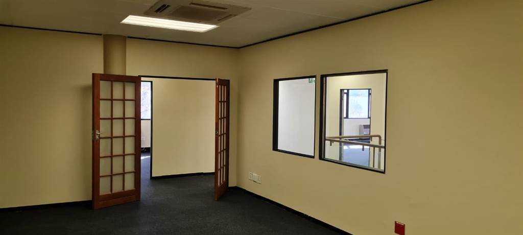 438  m² Office Space in Isando photo number 2