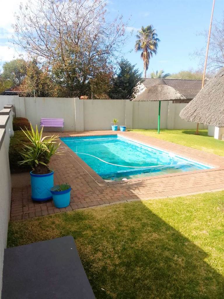 2 Bed Apartment in Randfontein photo number 17