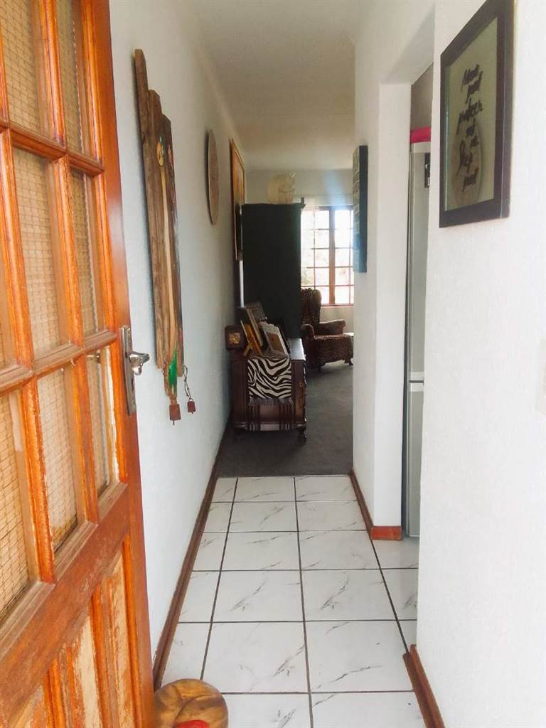 2 Bed Apartment in Randfontein photo number 4