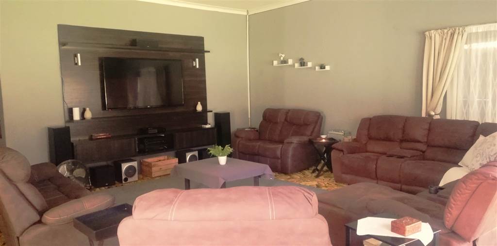 3 Bed House in Krugersdorp North photo number 3