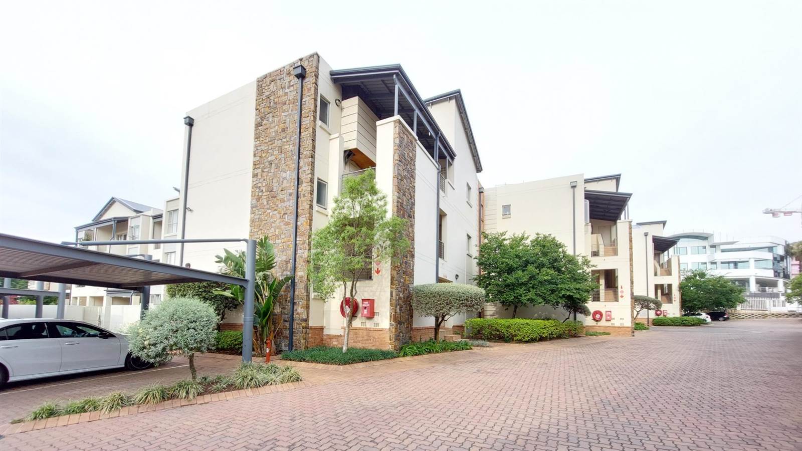 2 Bed Apartment in Parktown North photo number 1