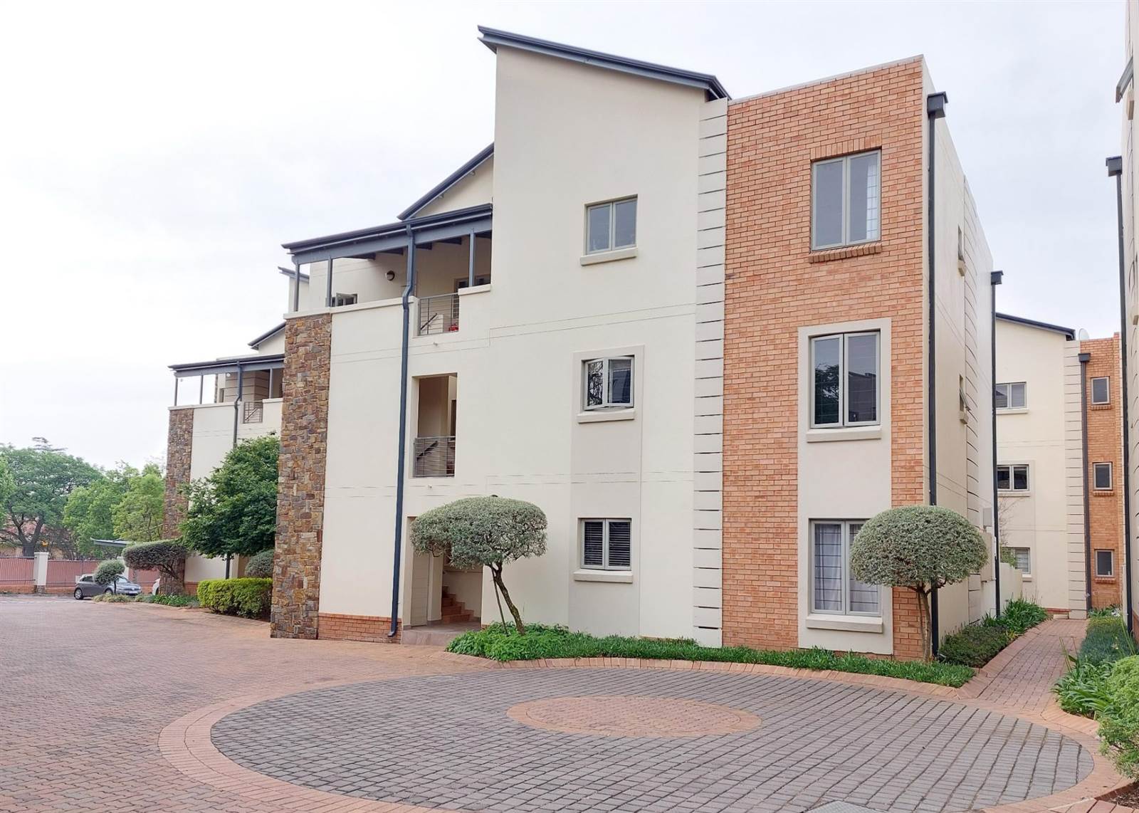 2 Bed Apartment in Parktown North photo number 2