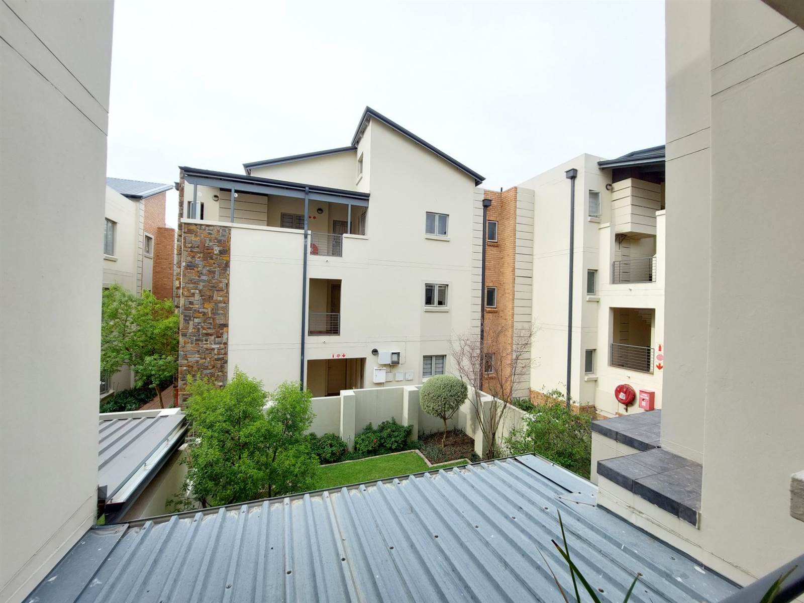 2 Bed Apartment in Parktown North photo number 27