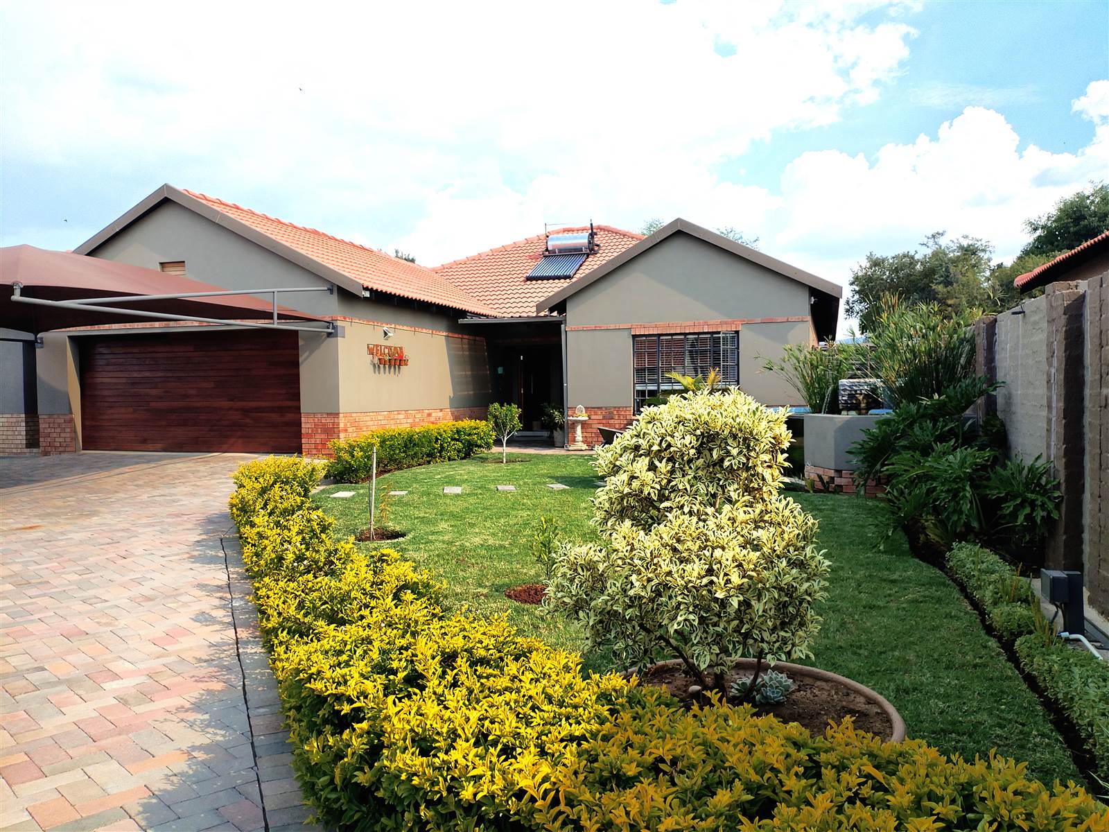 4 Bed House in Waterkloof East photo number 3