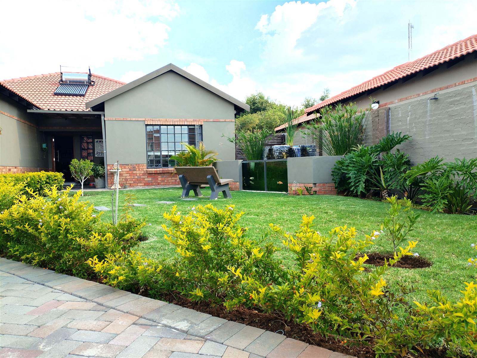4 Bed House in Waterkloof East photo number 2