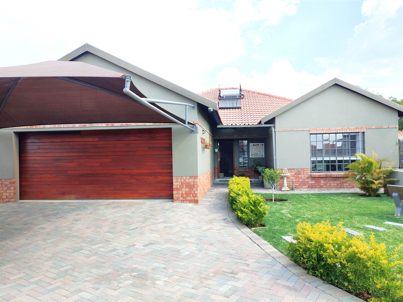 4 Bed House in Waterkloof East photo number 1