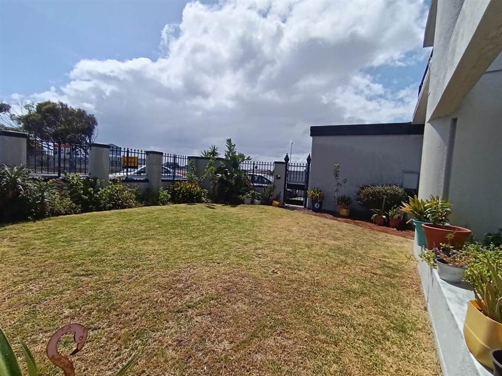 5 Bed House in Grassy Park photo number 5